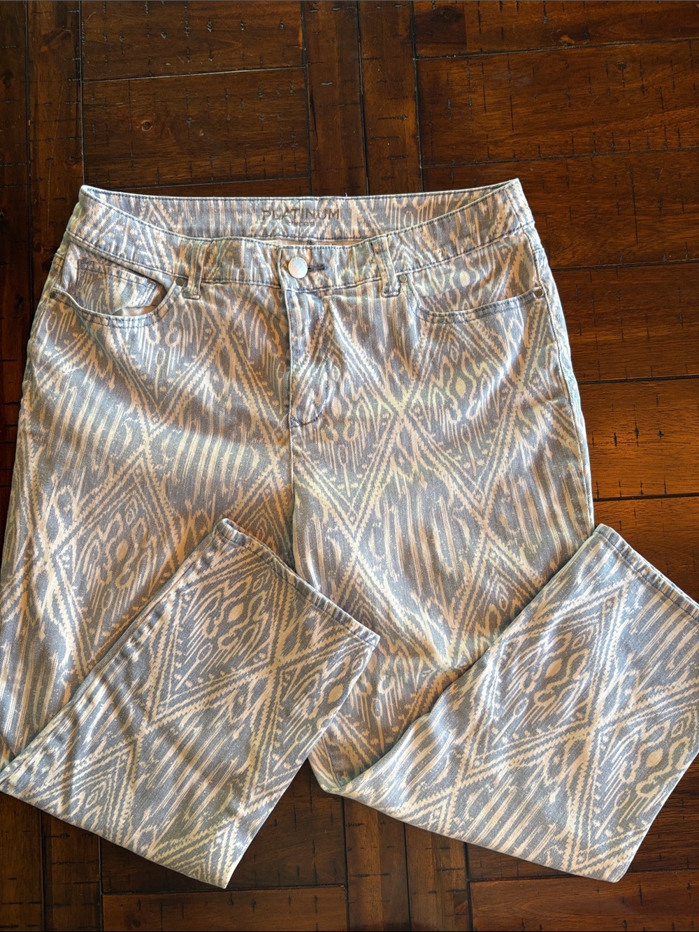 Chicos Size .5 (6) Crop, Patterned Light Blue Ikat Print Jeans